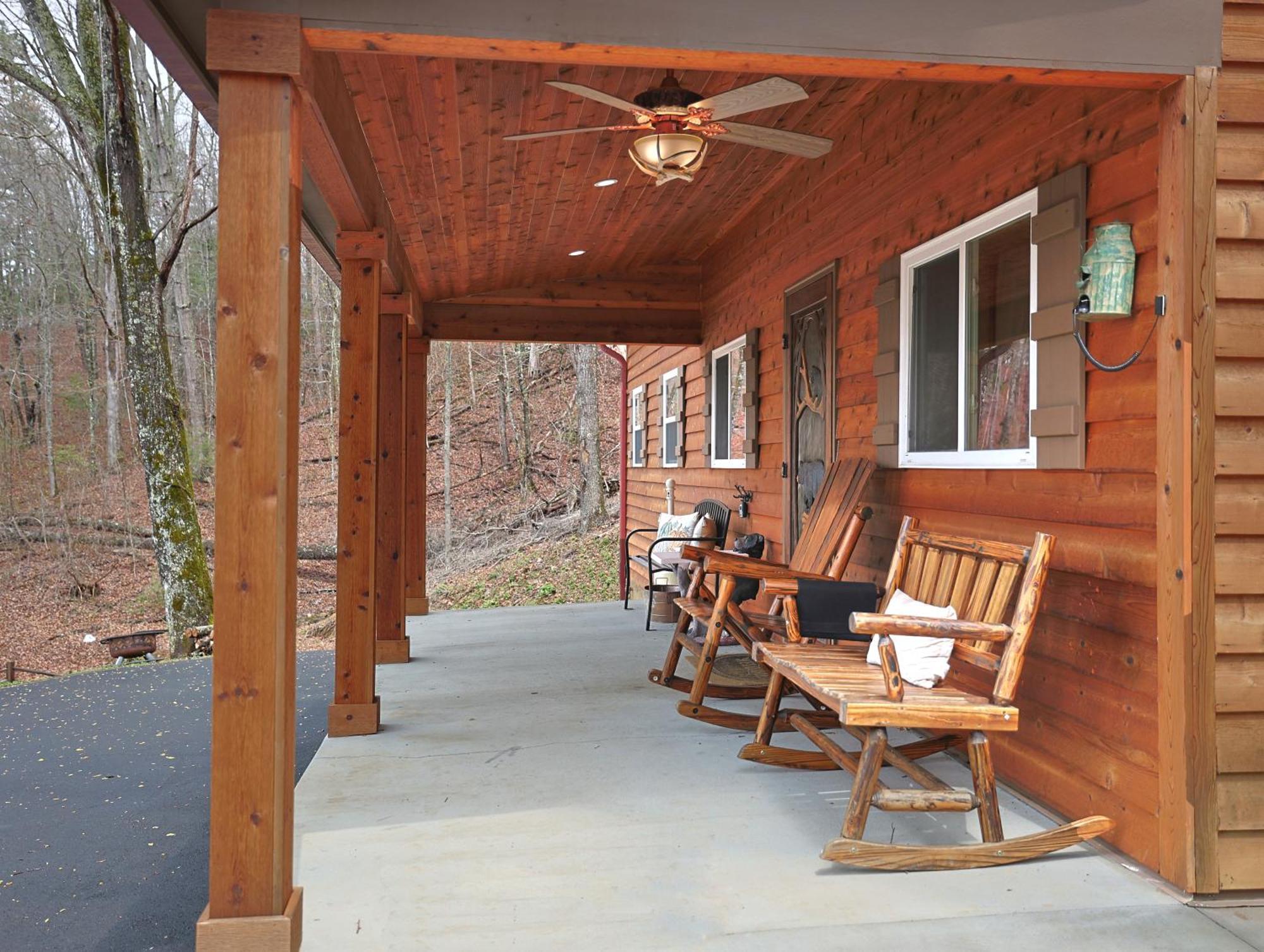 Couple Retreat Cabin-near Smoky Mountain Railroad-hot Tub Holiday home
