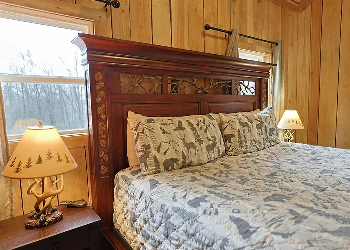 Couple Retreat Cabin-Near Smoky Mountain Railroad-Hot Tub