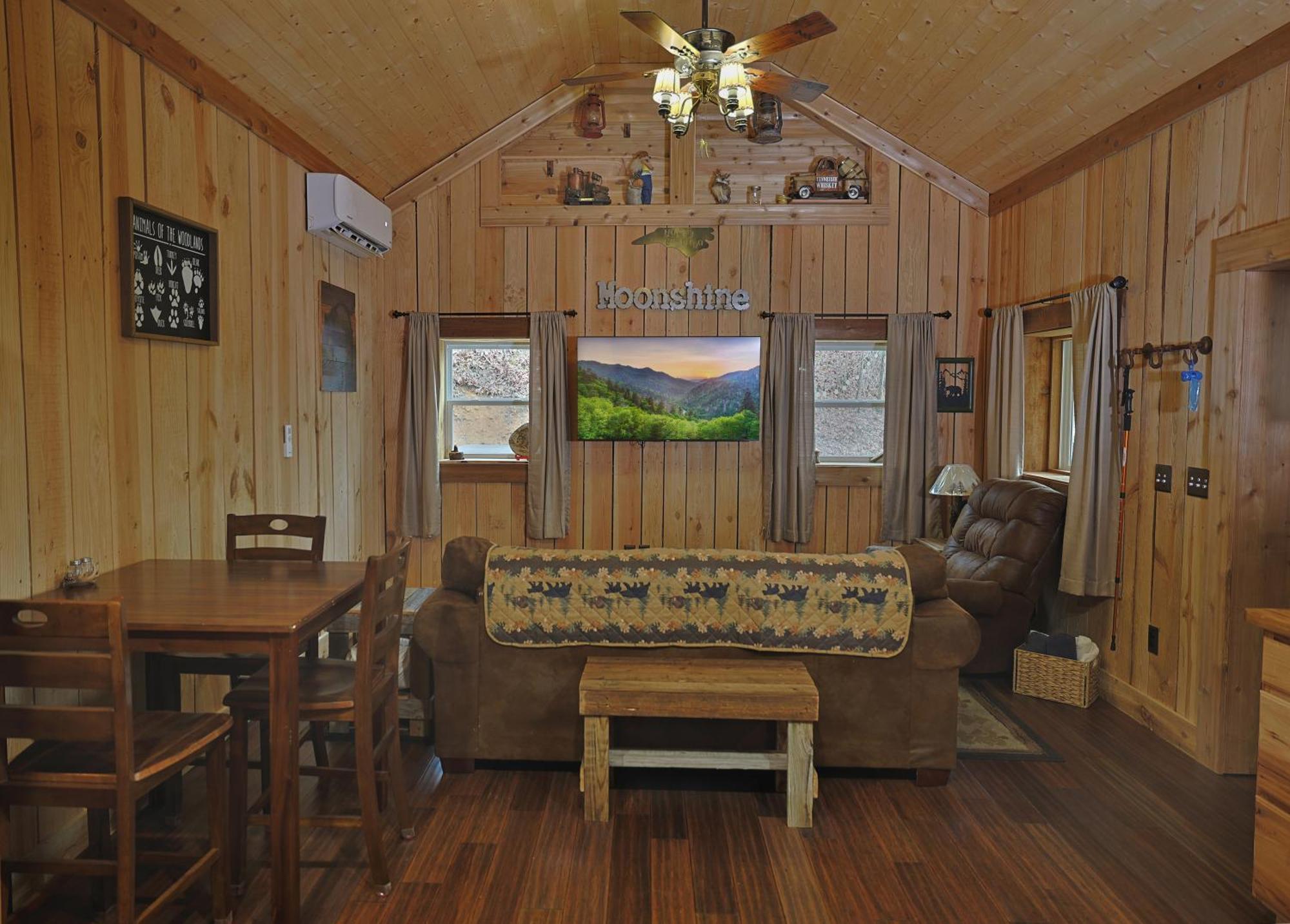 Holiday home Couple Retreat Cabin-near Smoky Mountain Railroad-hot Tub *