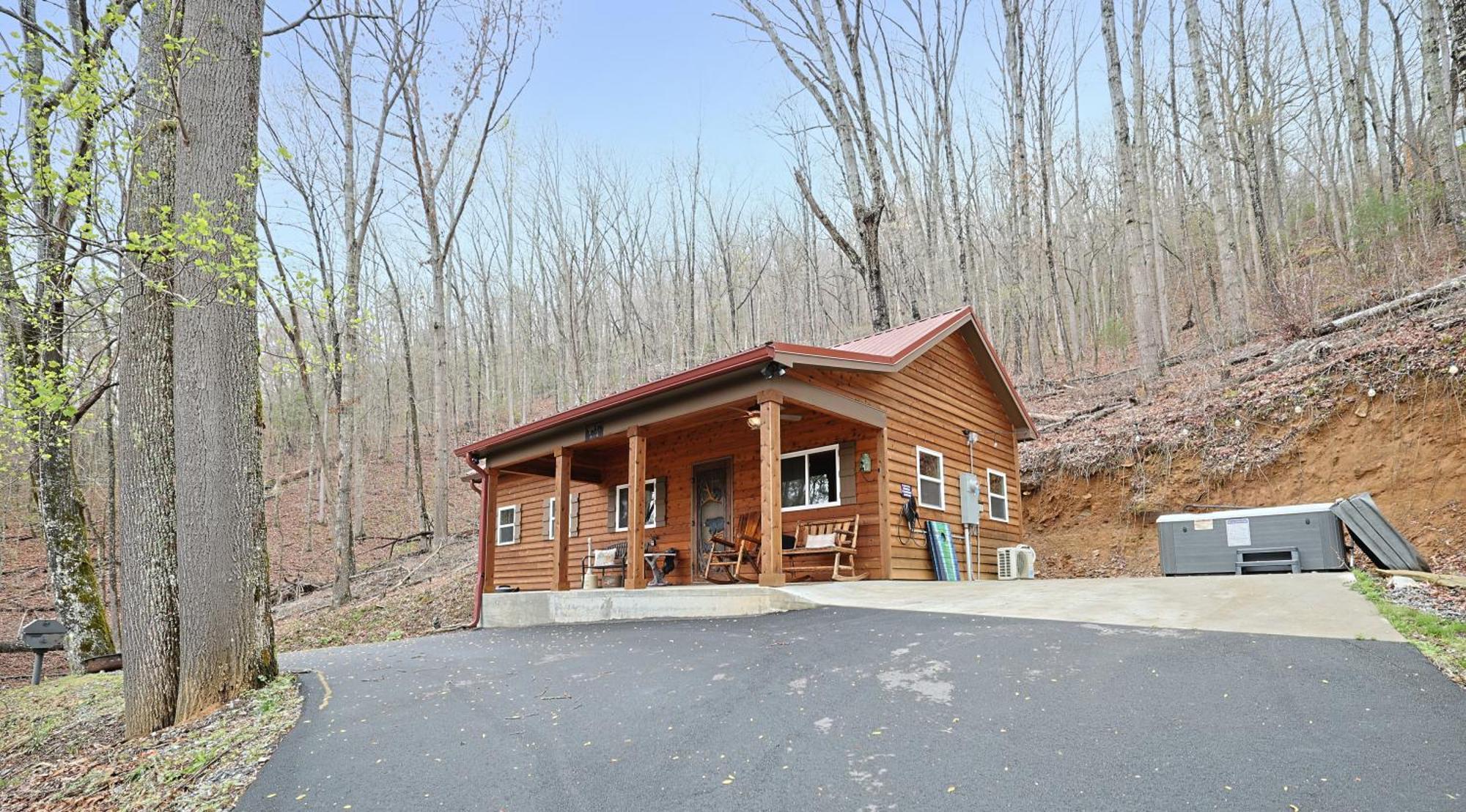 Couple Retreat Cabin-near Smoky Mountain Railroad-hot Tub