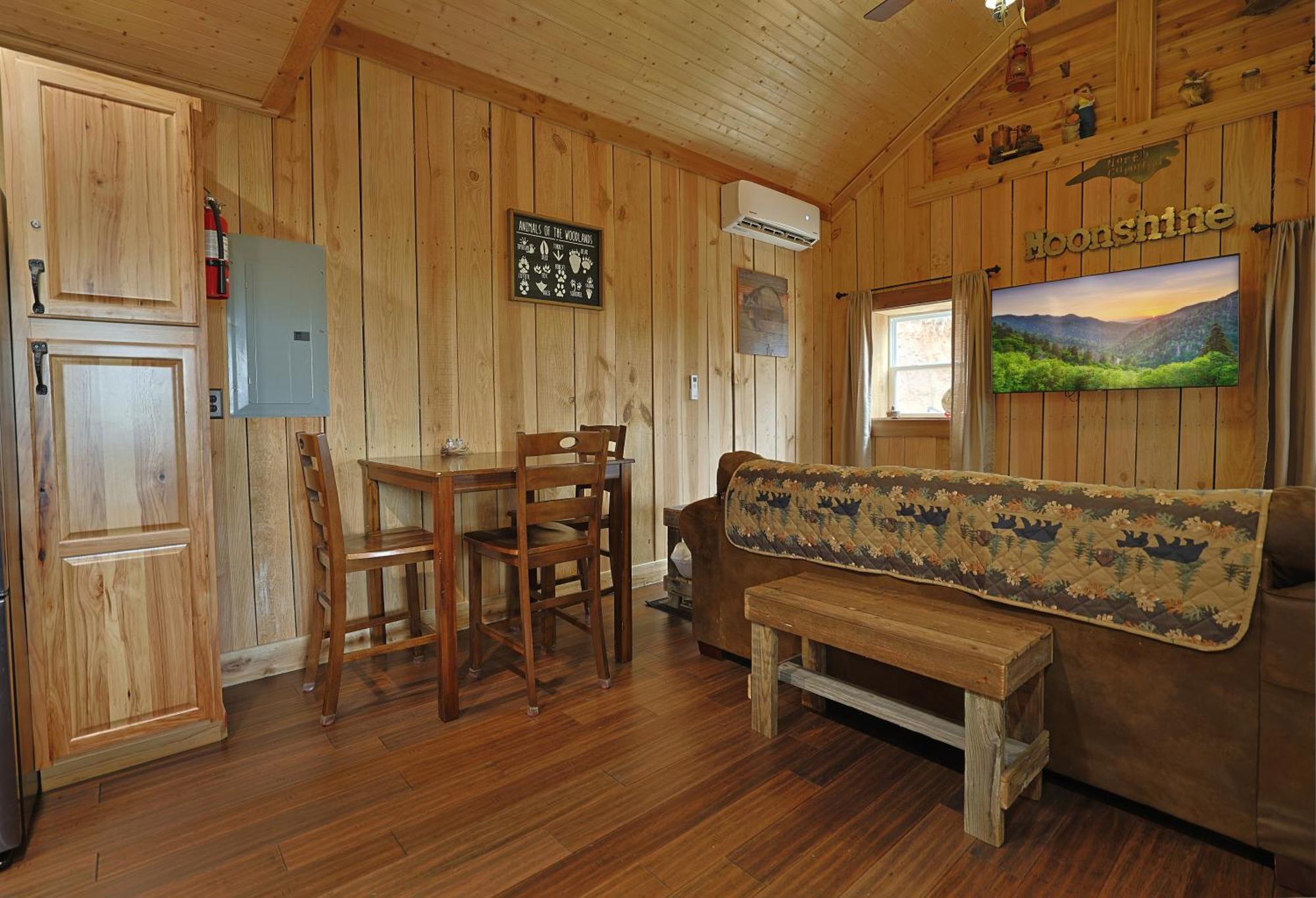Couple Retreat Cabin-near Smoky Mountain Railroad-hot Tub