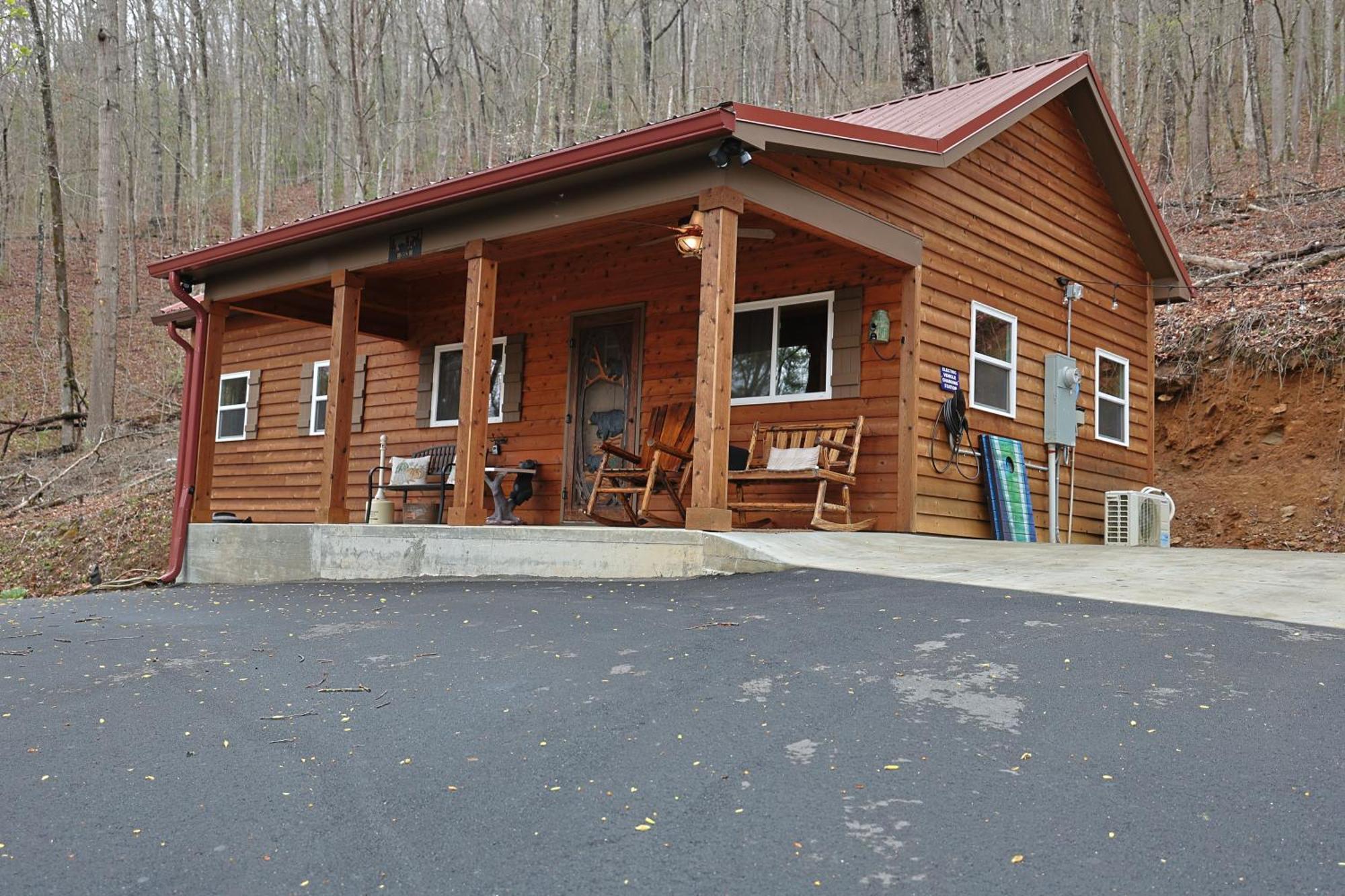 Couple Retreat Cabin-near Smoky Mountain Railroad-hot Tub Holiday home *