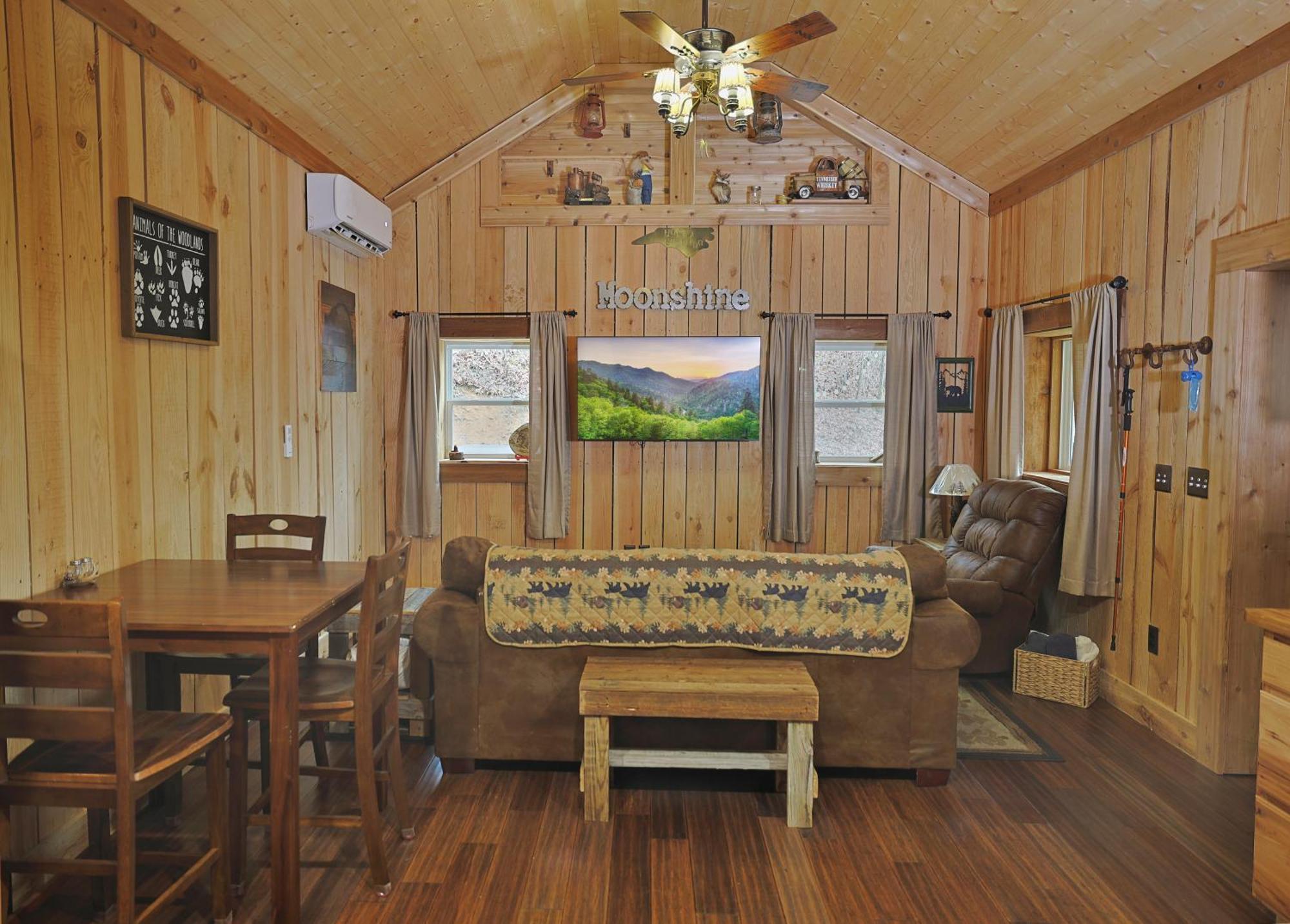 Couple Retreat Cabin-near Smoky Mountain Railroad-hot Tub * Bryson City