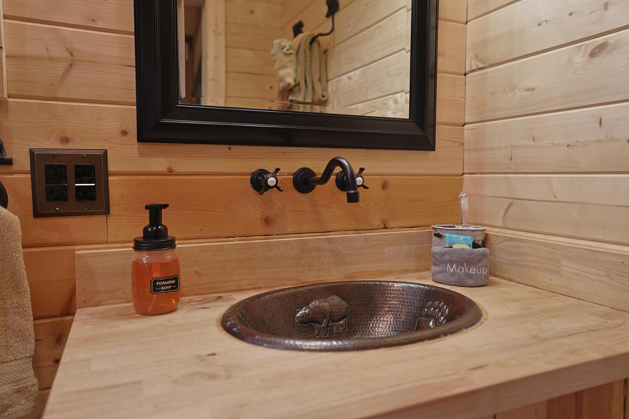 Couple Retreat Cabin-near Smoky Mountain Railroad-hot Tub Bryson City