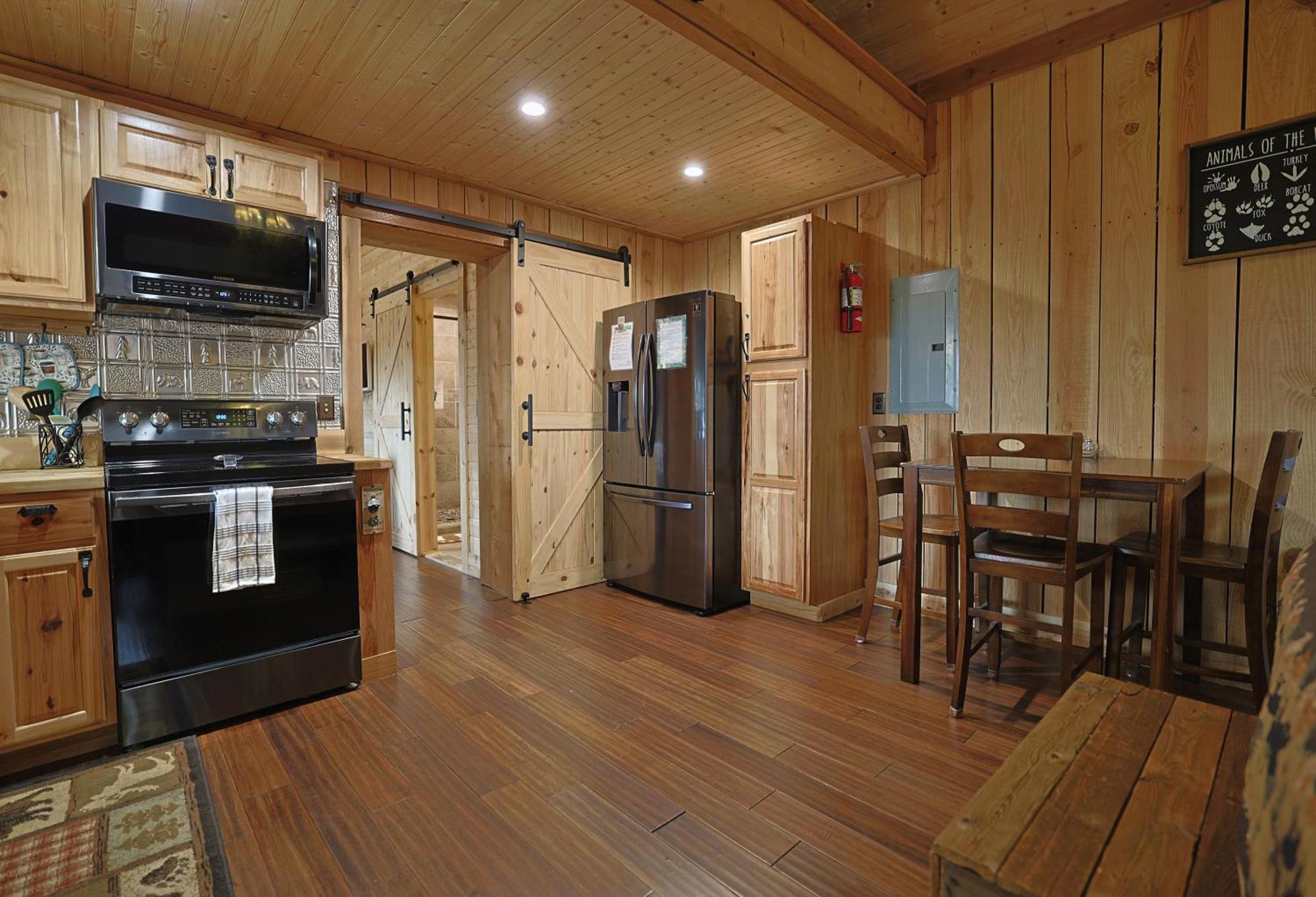Couple Retreat Cabin-near Smoky Mountain Railroad-hot Tub