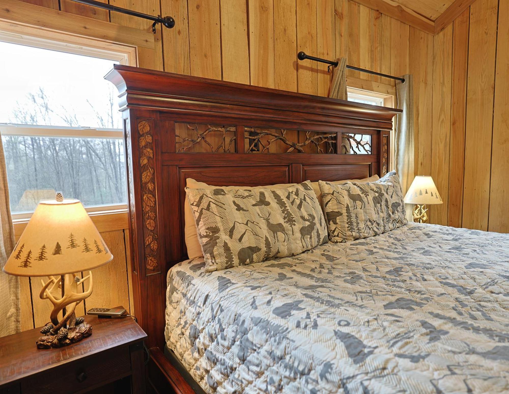 Couple Retreat Cabin-near Smoky Mountain Railroad-hot Tub Holiday home *