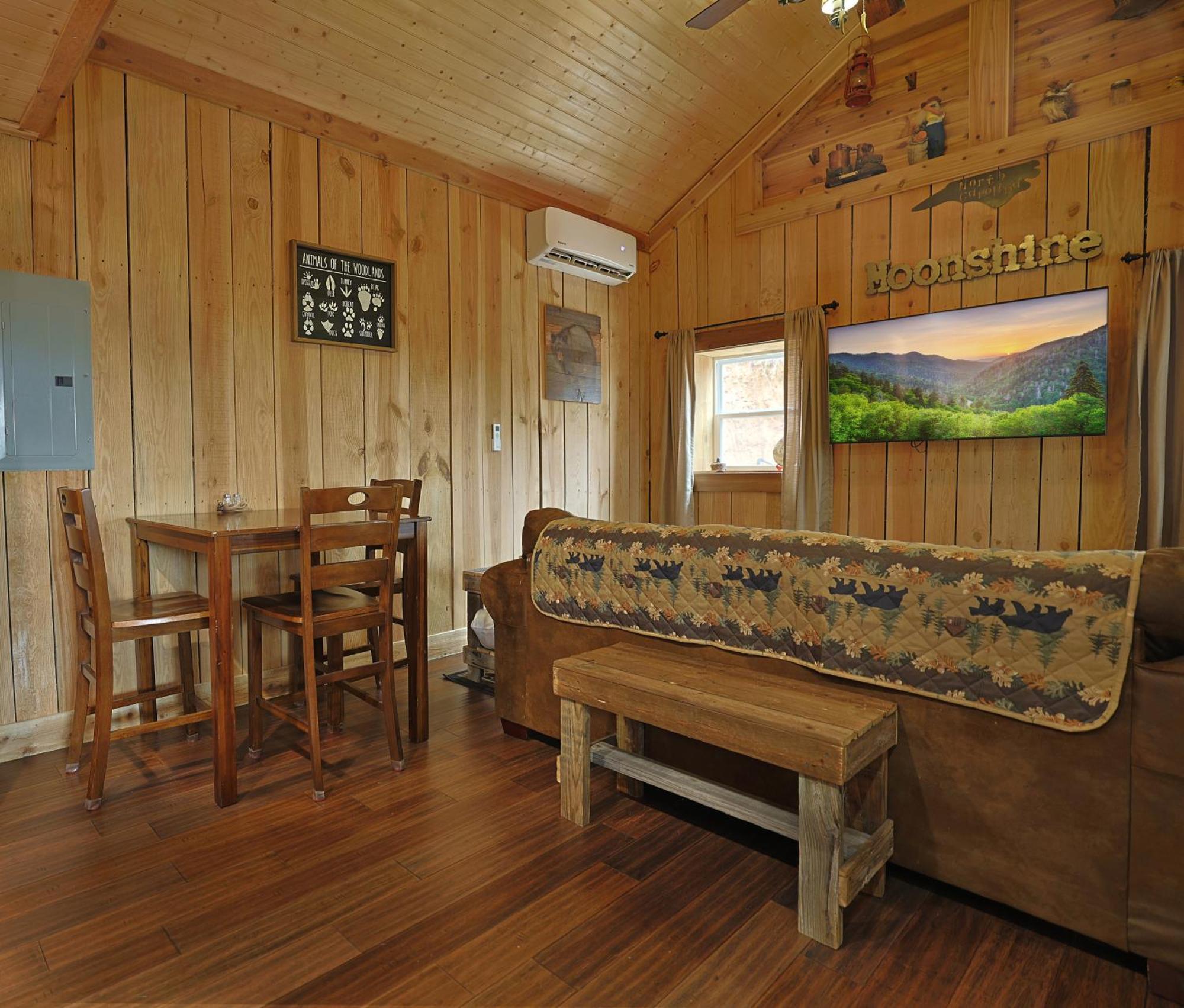 Couple Retreat Cabin-near Smoky Mountain Railroad-hot Tub Holiday home Bryson City
